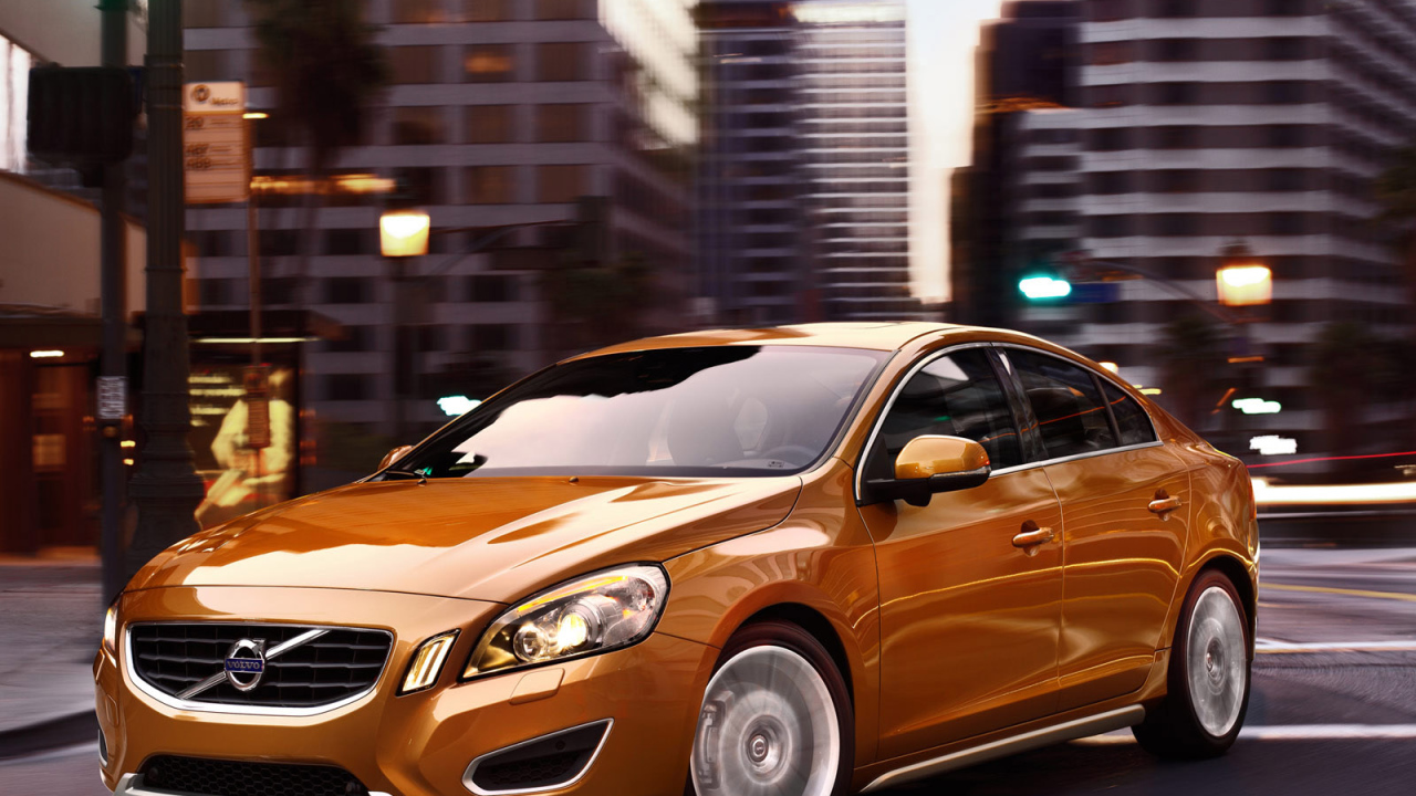 Volvo S60 среди улиц города