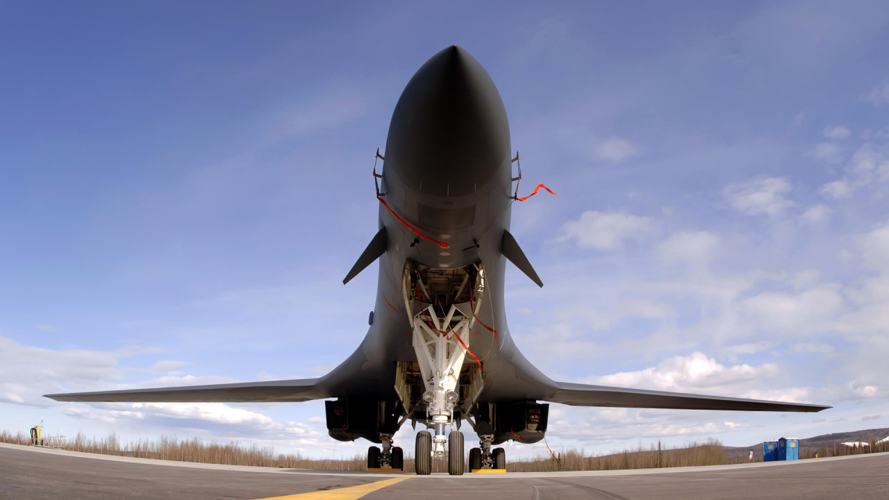 Истребитель на взлетной полосе