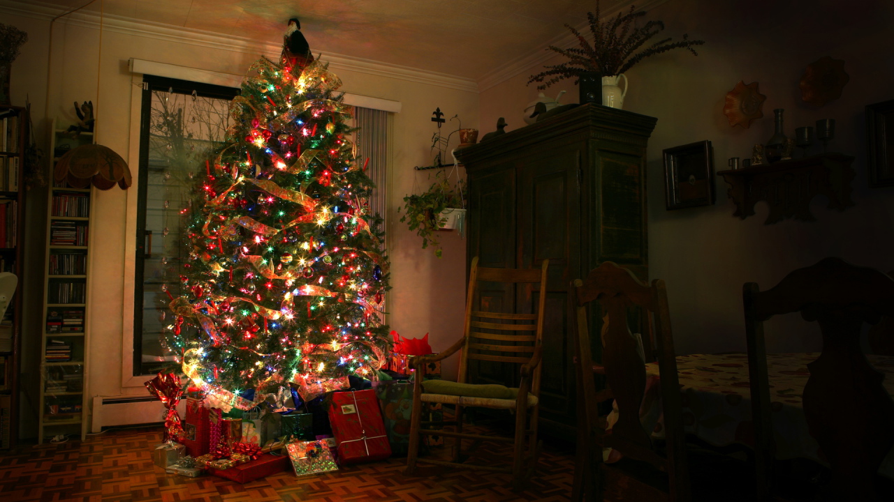 Подарки под елкой