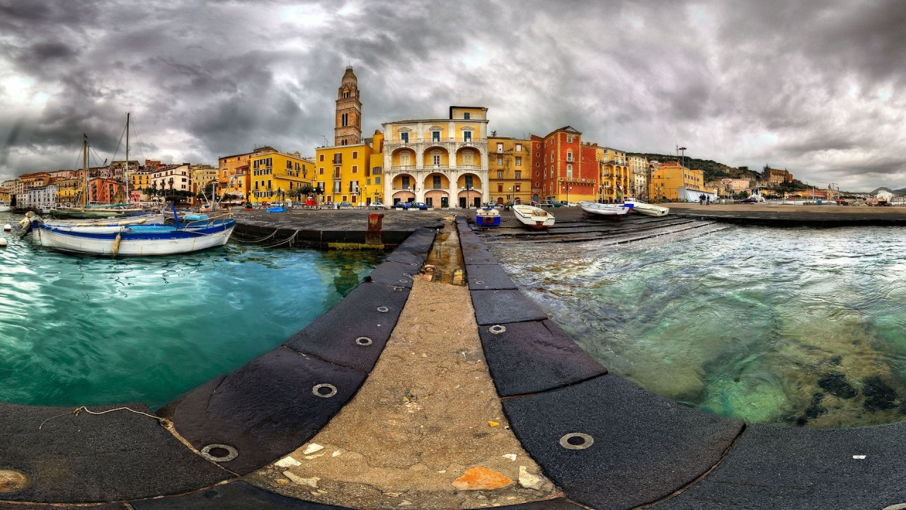 На пристани в городе