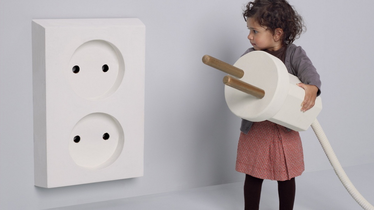 Девочка и розетка