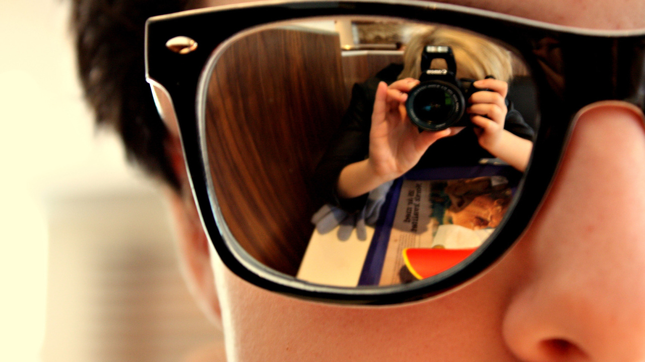 Отражение человека в очках