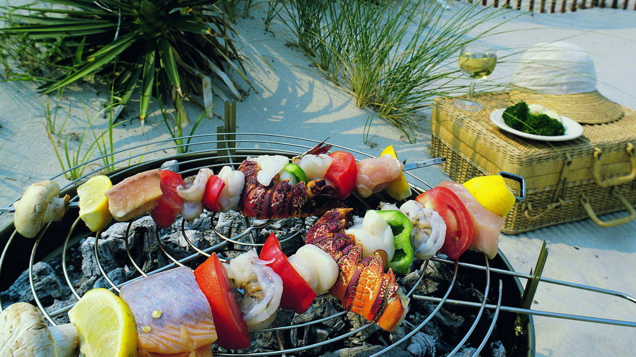 Овощи, рыба и мысо в процессе приготовления