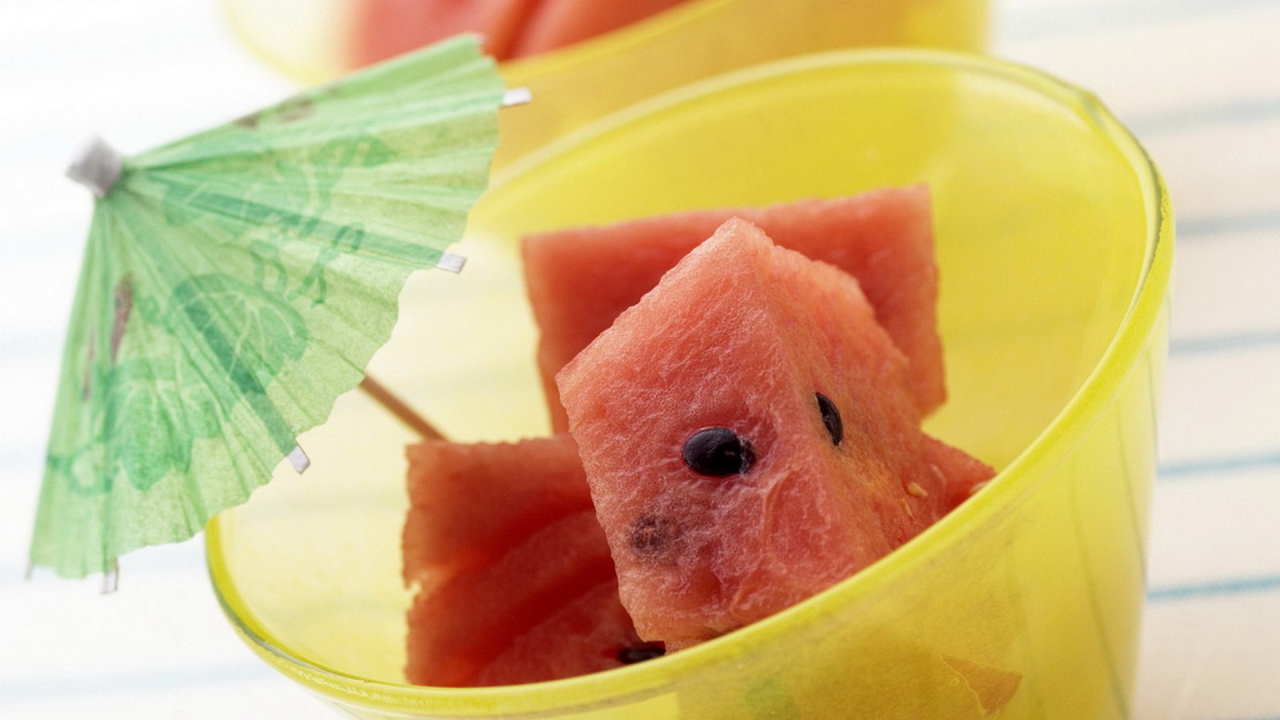 Арбуз под зонтиком