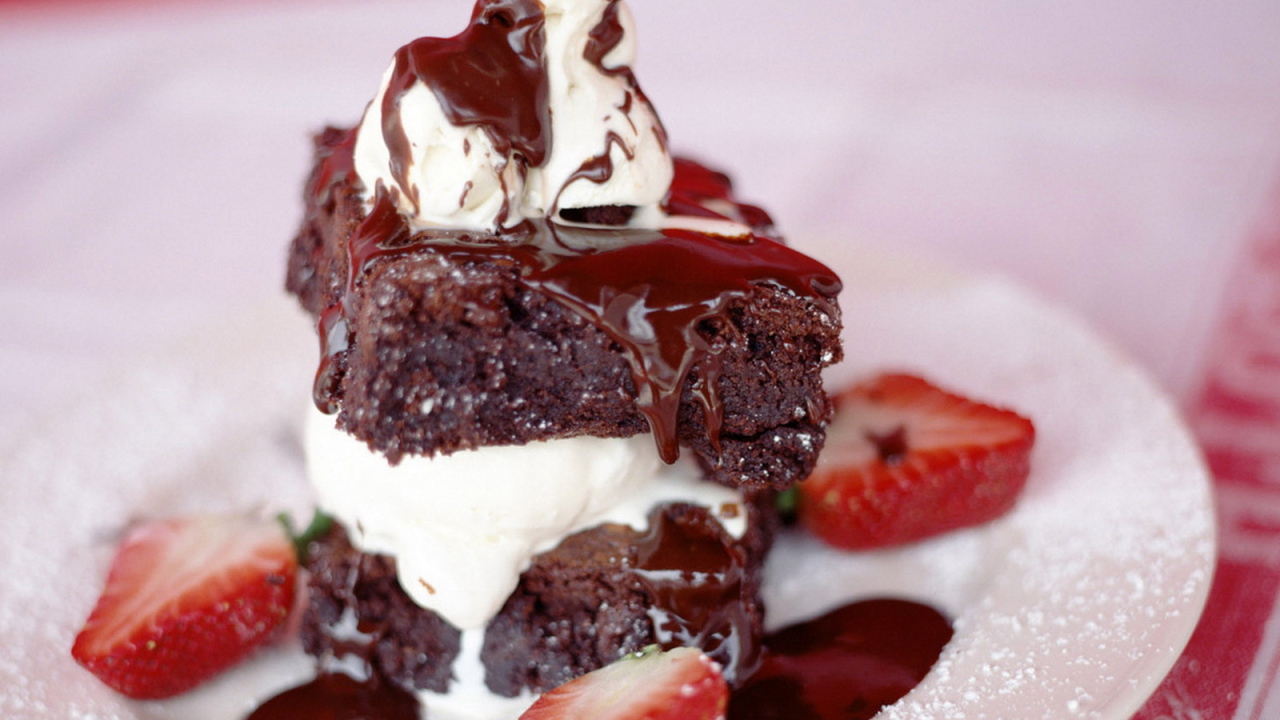 Шоколадно-клубничный десерт