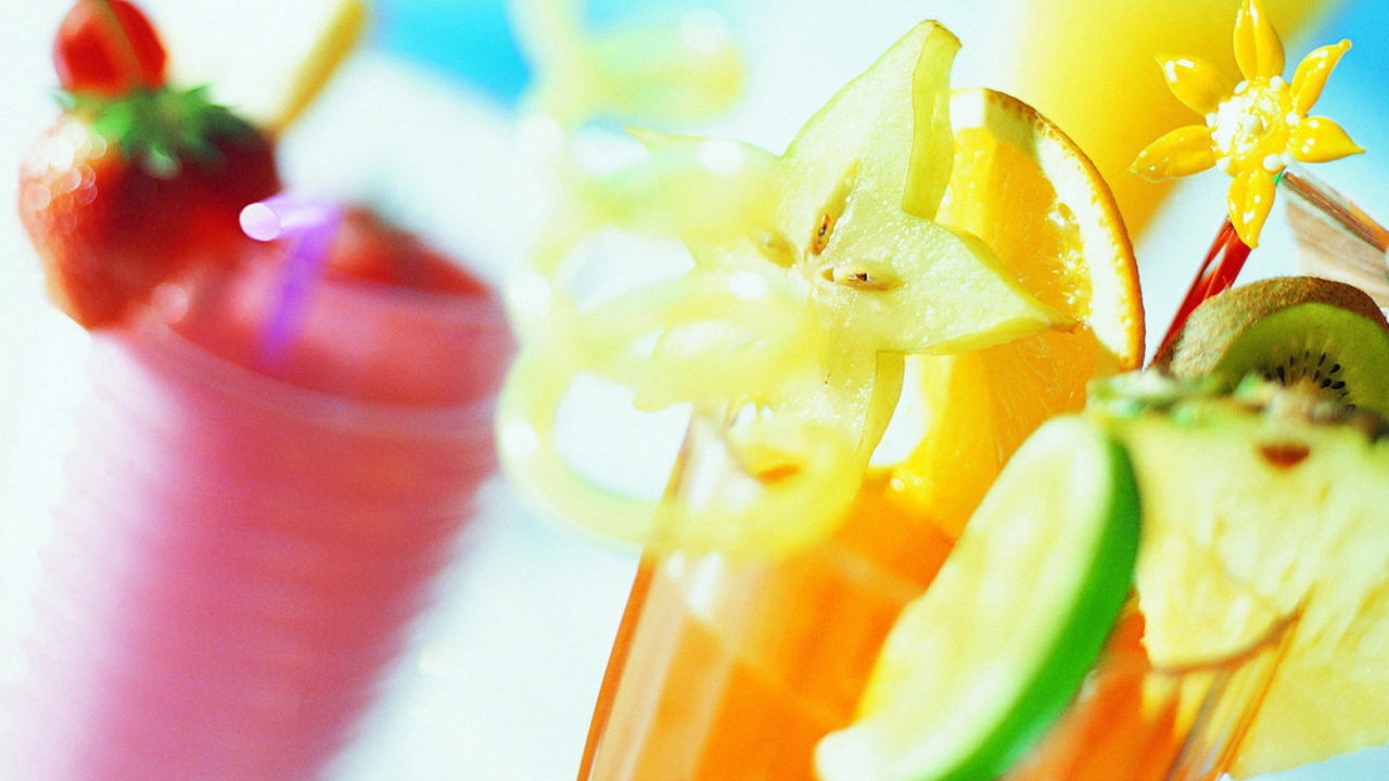Коктейли с кусочками фруктов