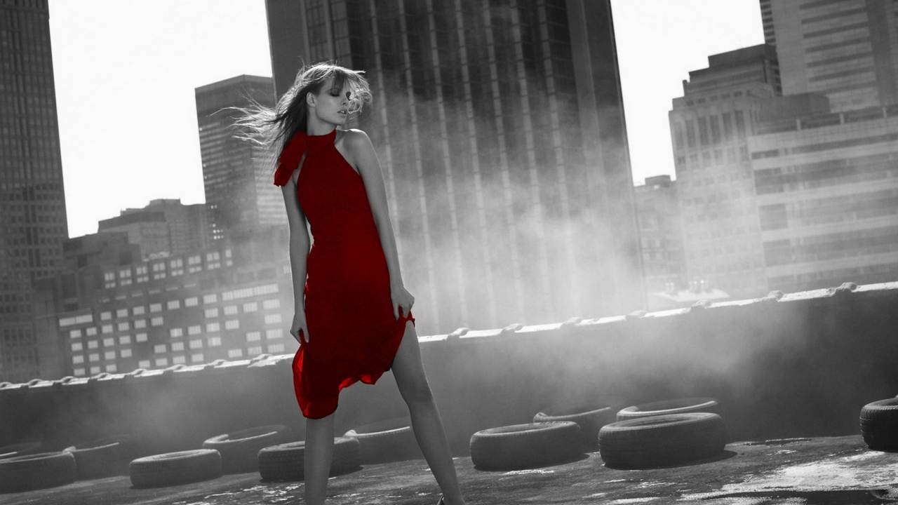 Девушка в красном платье