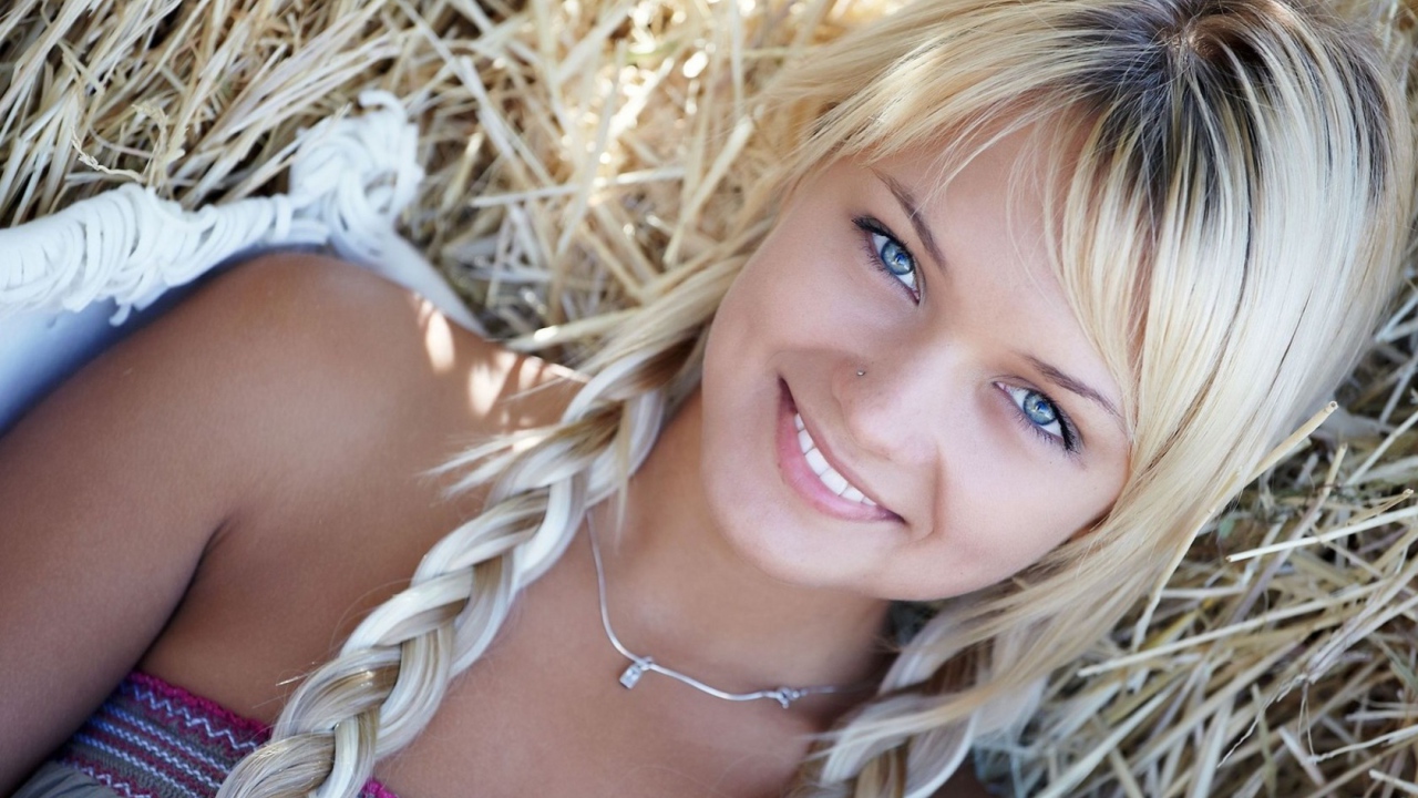 Девочка с косичками