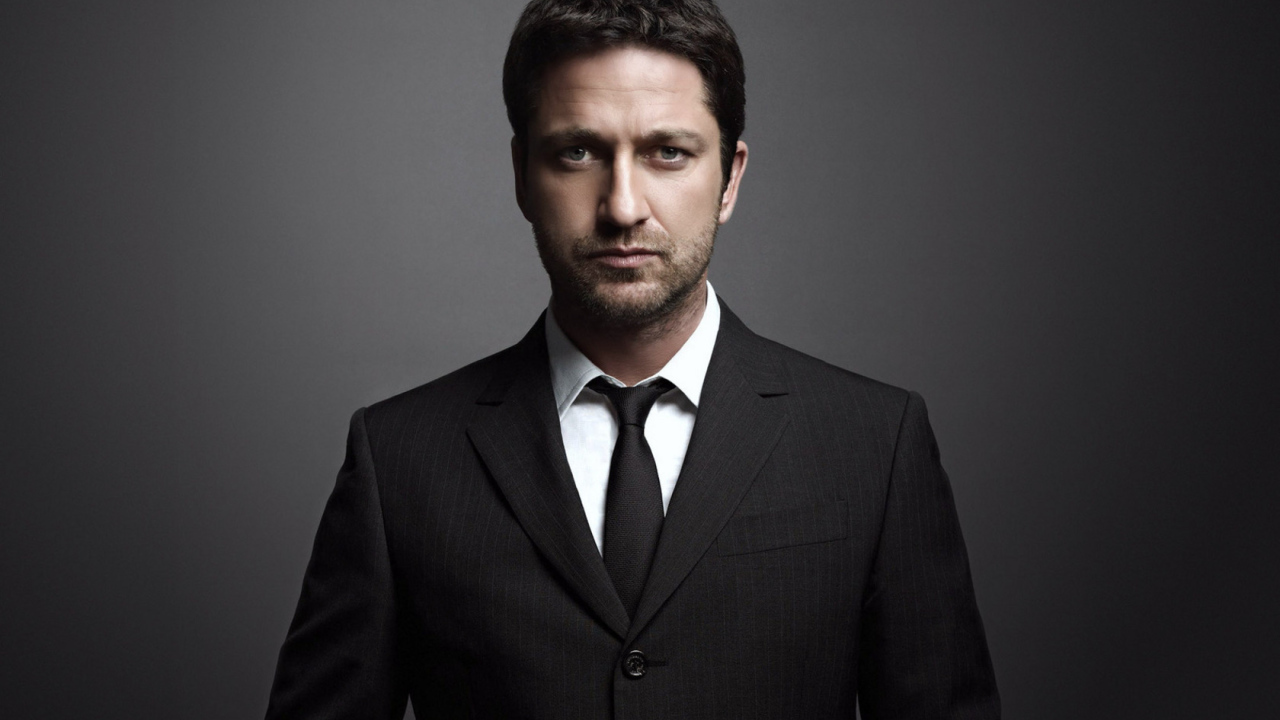 Джерард Батлер в костюме