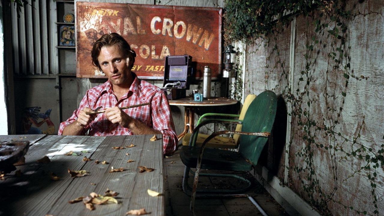 Вигго Мортенсен на летней веранде