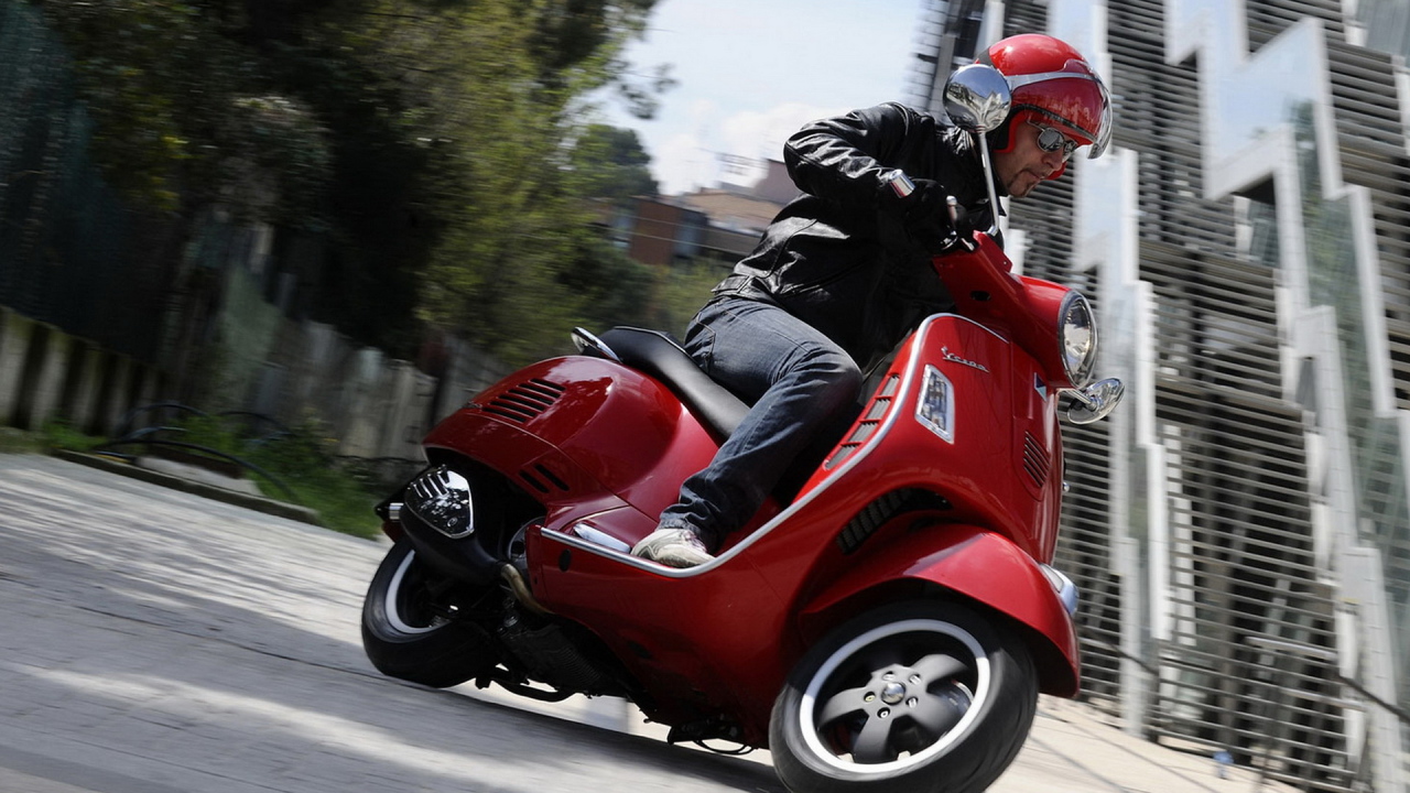 Vespa GTS 125 Super в красном цвете