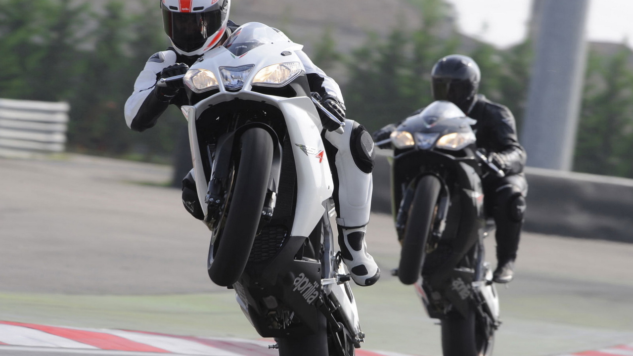 Априлиа RSV4 R на задних колесах