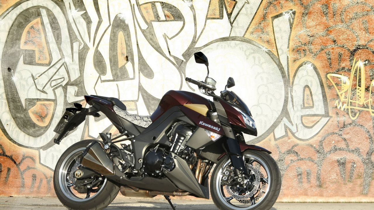Кавасаки Z 1000 около стены