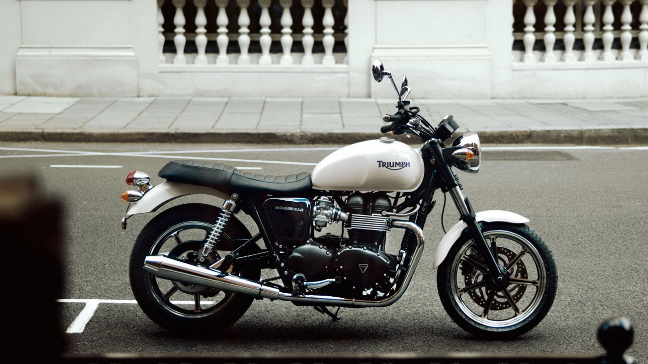 Триумф Бонневелле на улицах города