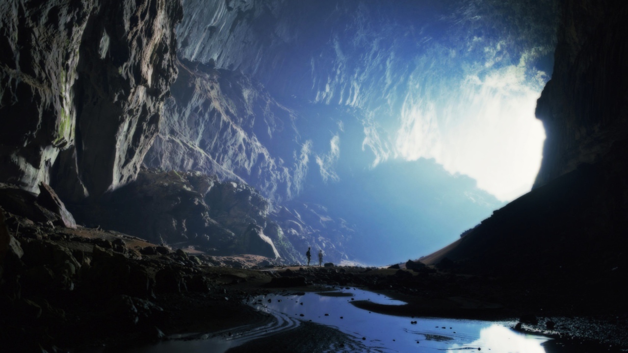 Огромная пещера в горах