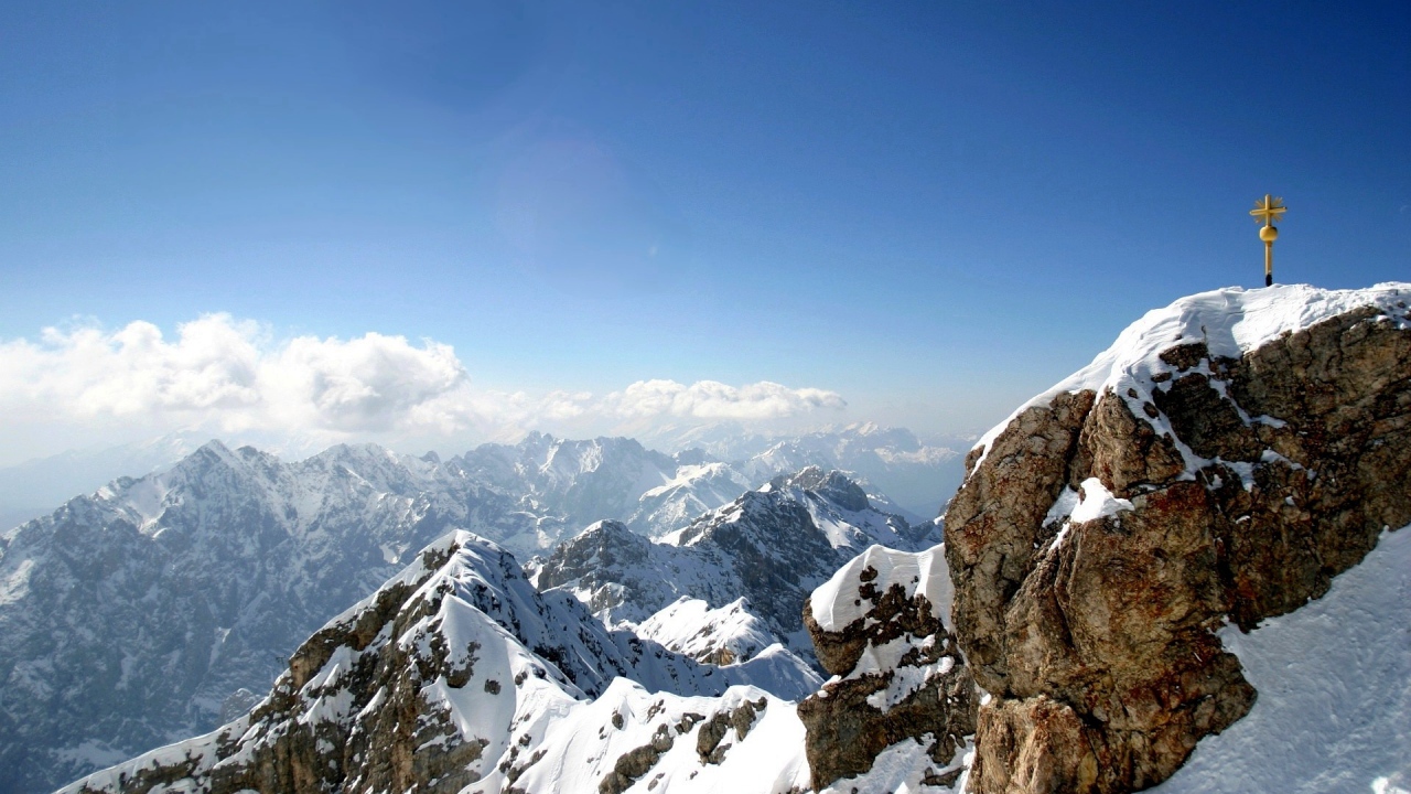 На вершине горной гряды