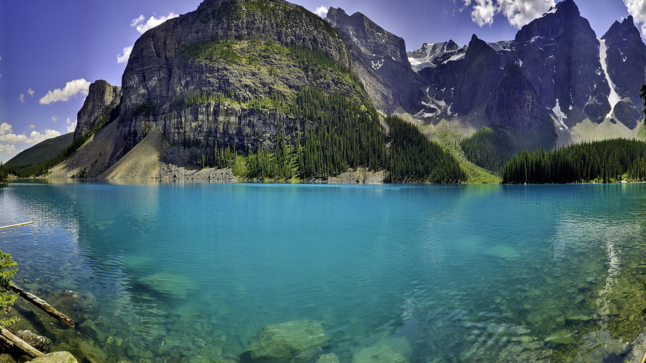 Чистое озеро у подножия