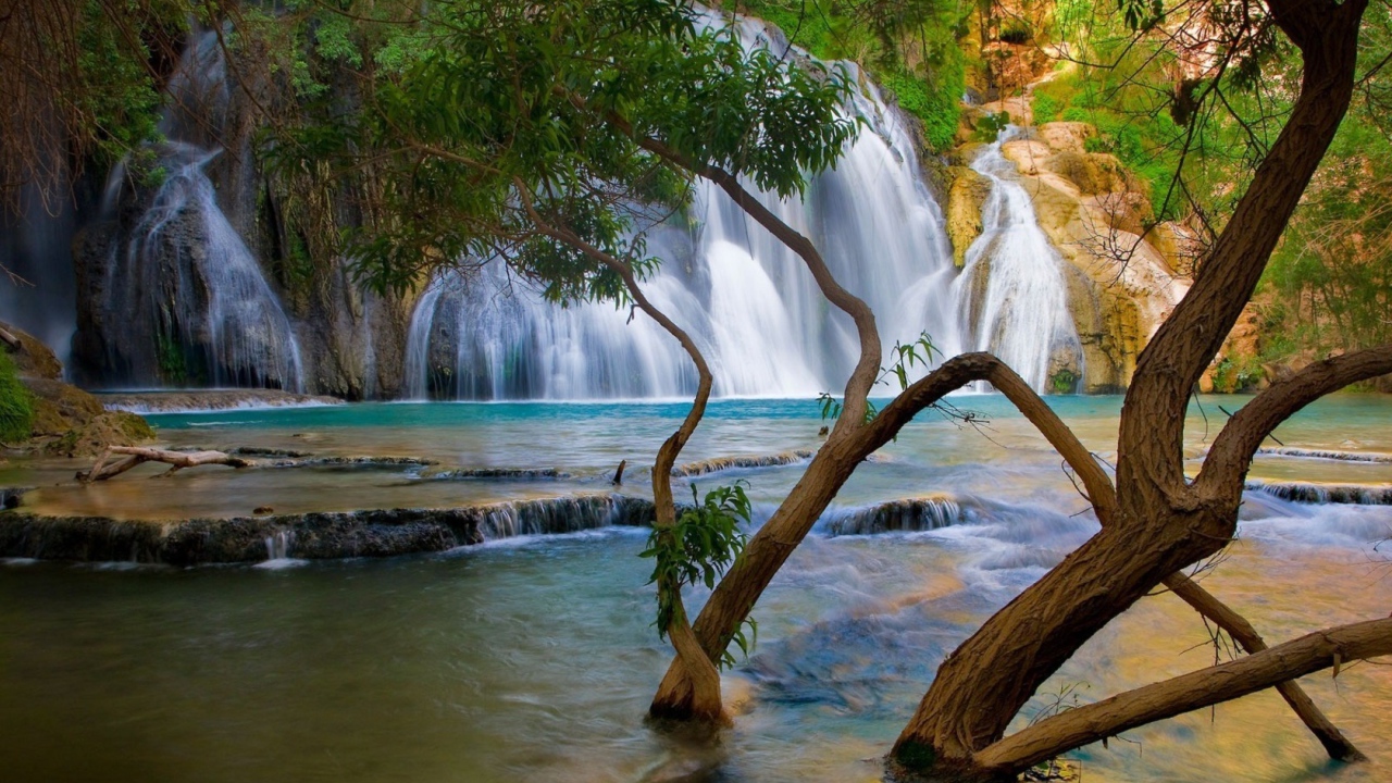 У подножия водопада