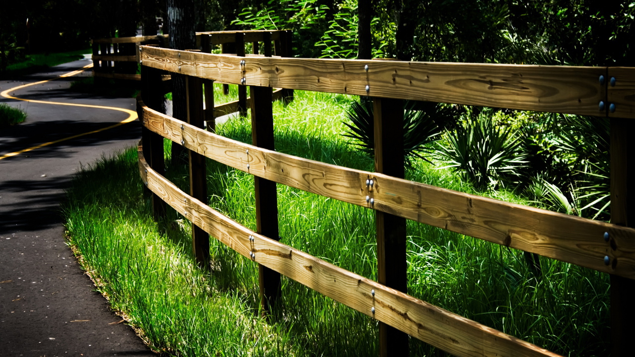 Забор вдоль дороги