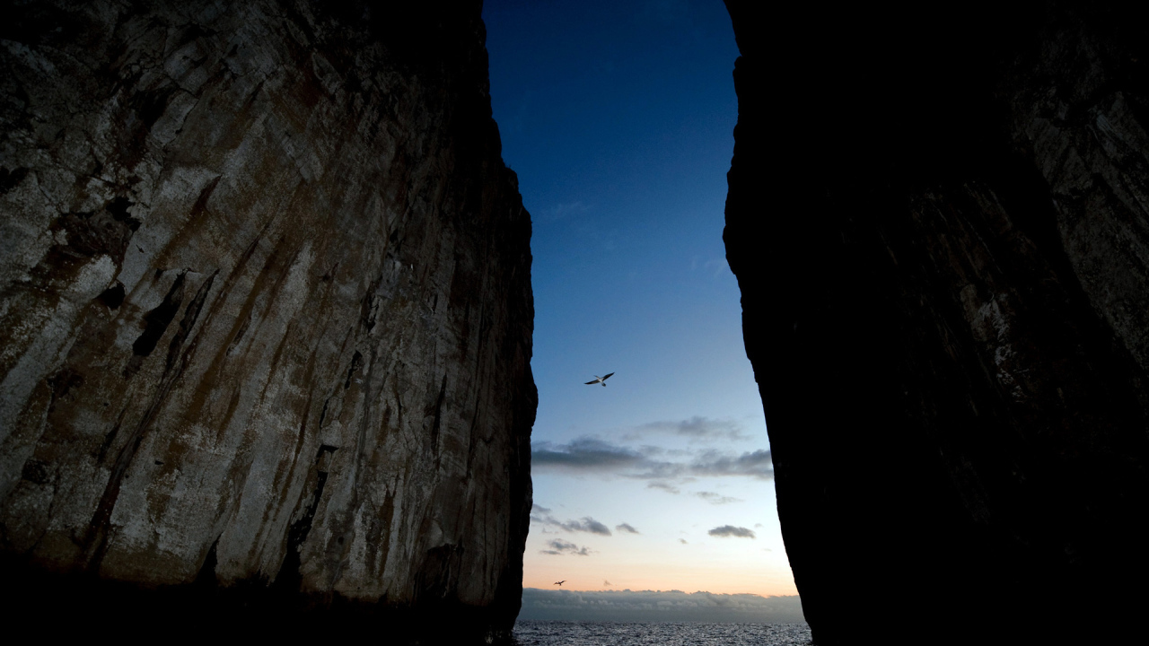 Скалы и море