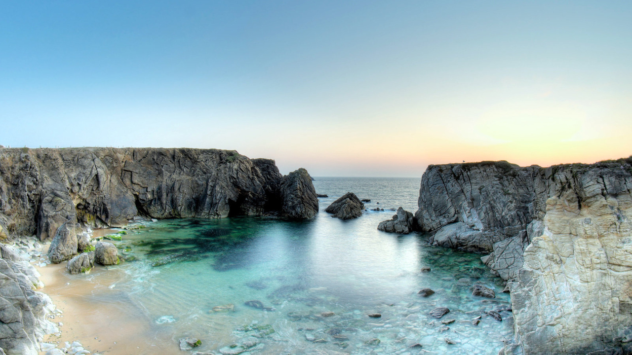 Каменистый берег