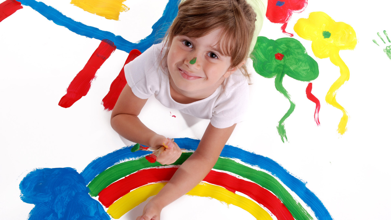 Маленькая девочка и радуга