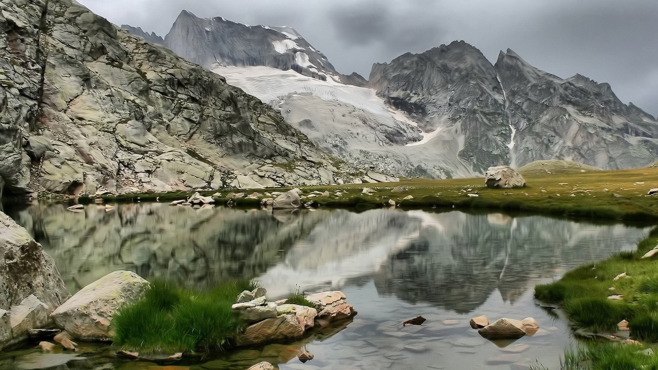 У подножия гор