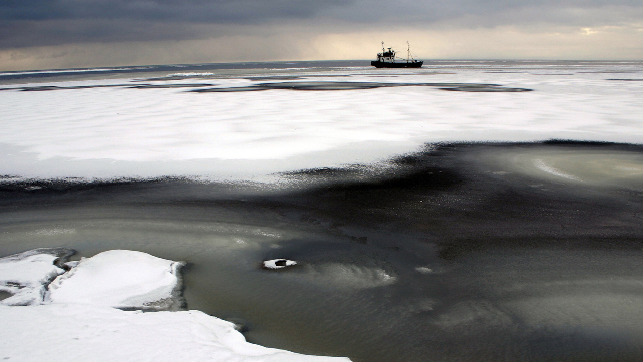 Застрявший во льдах корабль