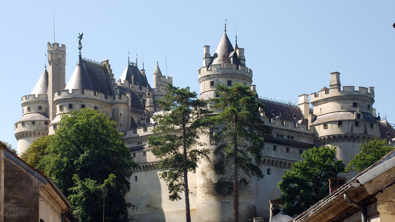 Большой замок во Франции