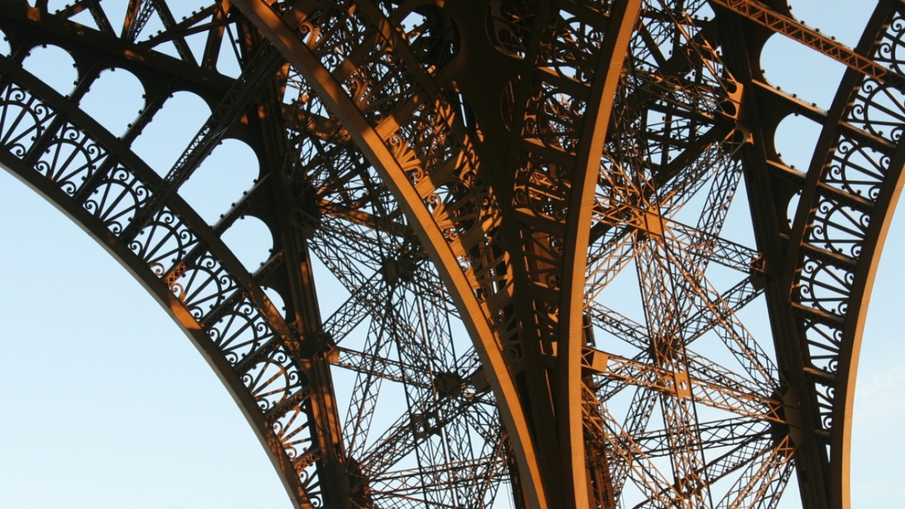 Париж и знаменитая башня