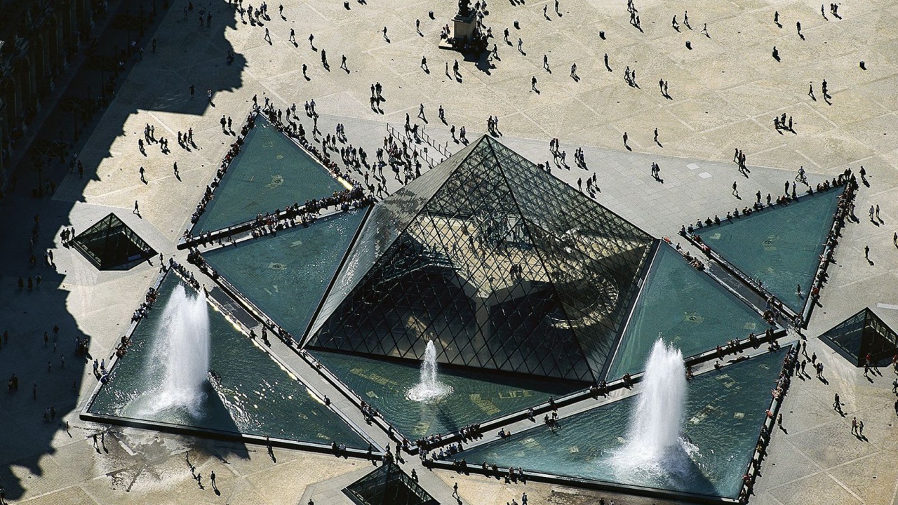 Пирамида музей Лувр Париж