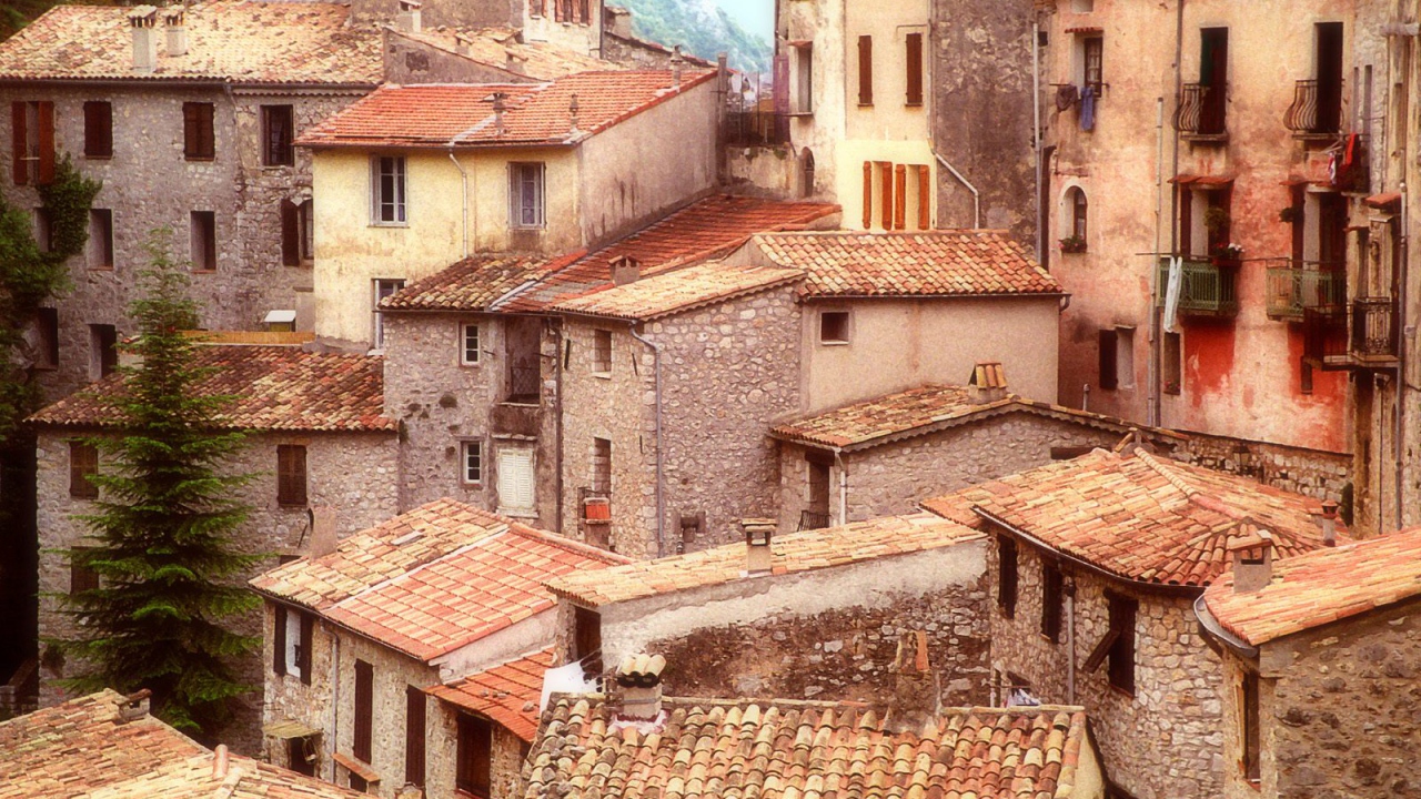 Крыши домов на холме