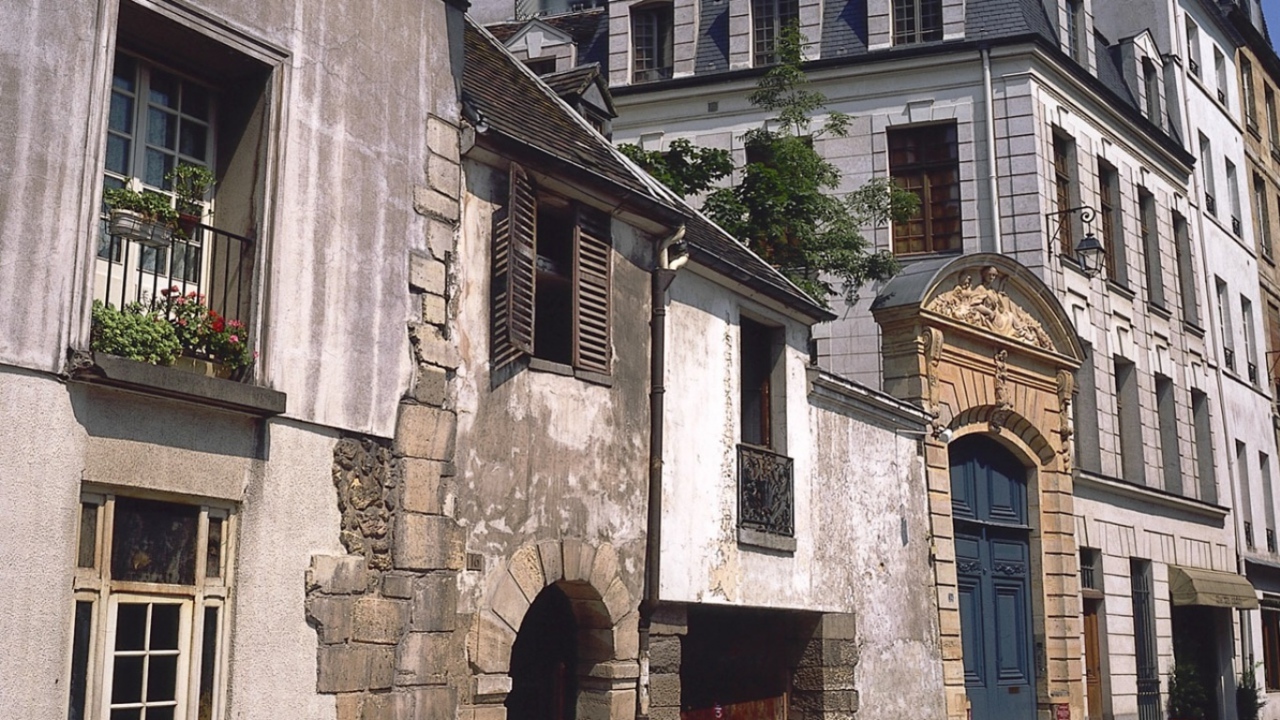 Улочка в Париже