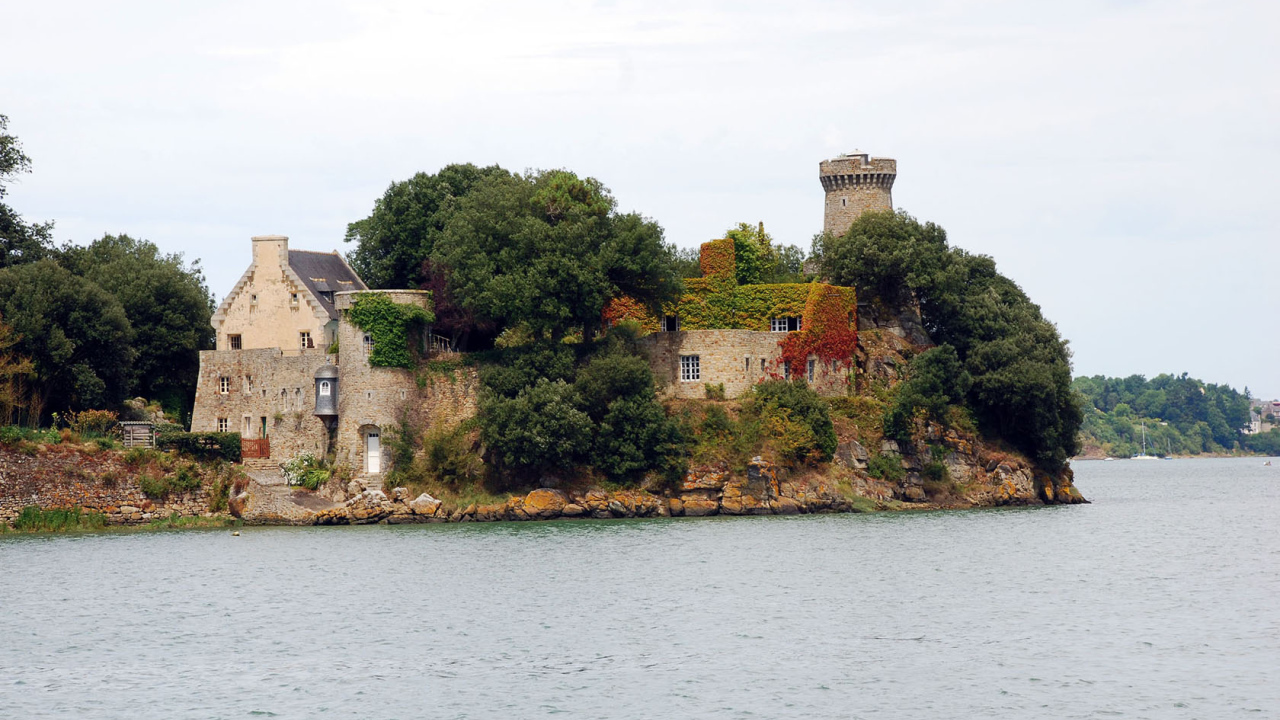 Поместье на скалистом берегу