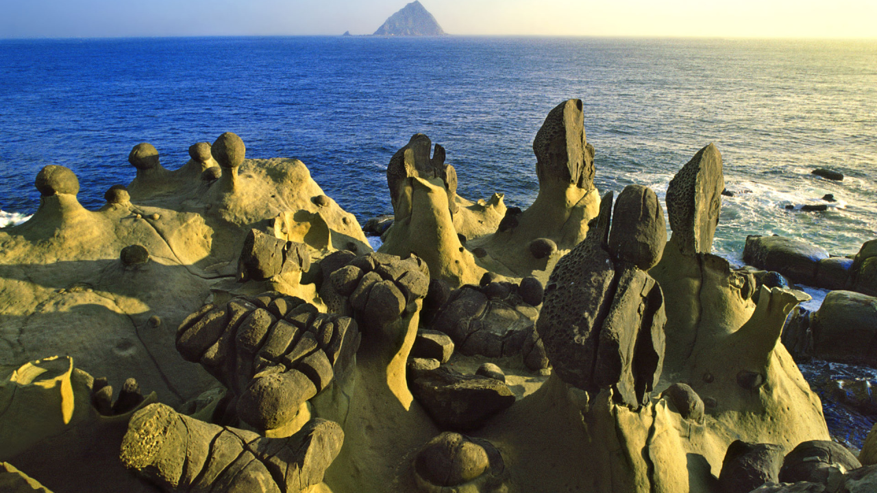 Остров в Филиппинском море