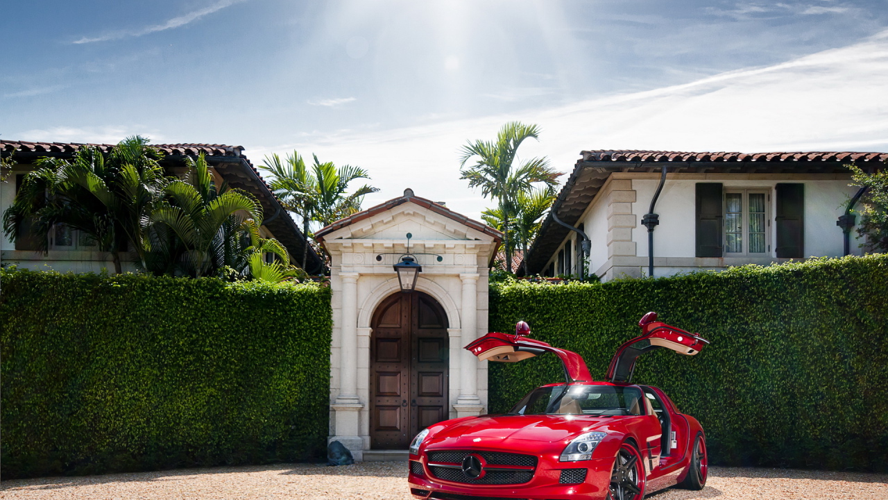 Красный Mercedes Benz SLS