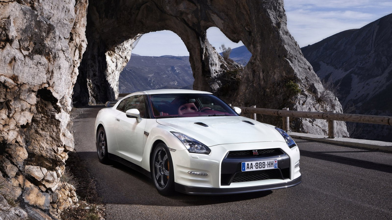 белый Nissan-GT-R