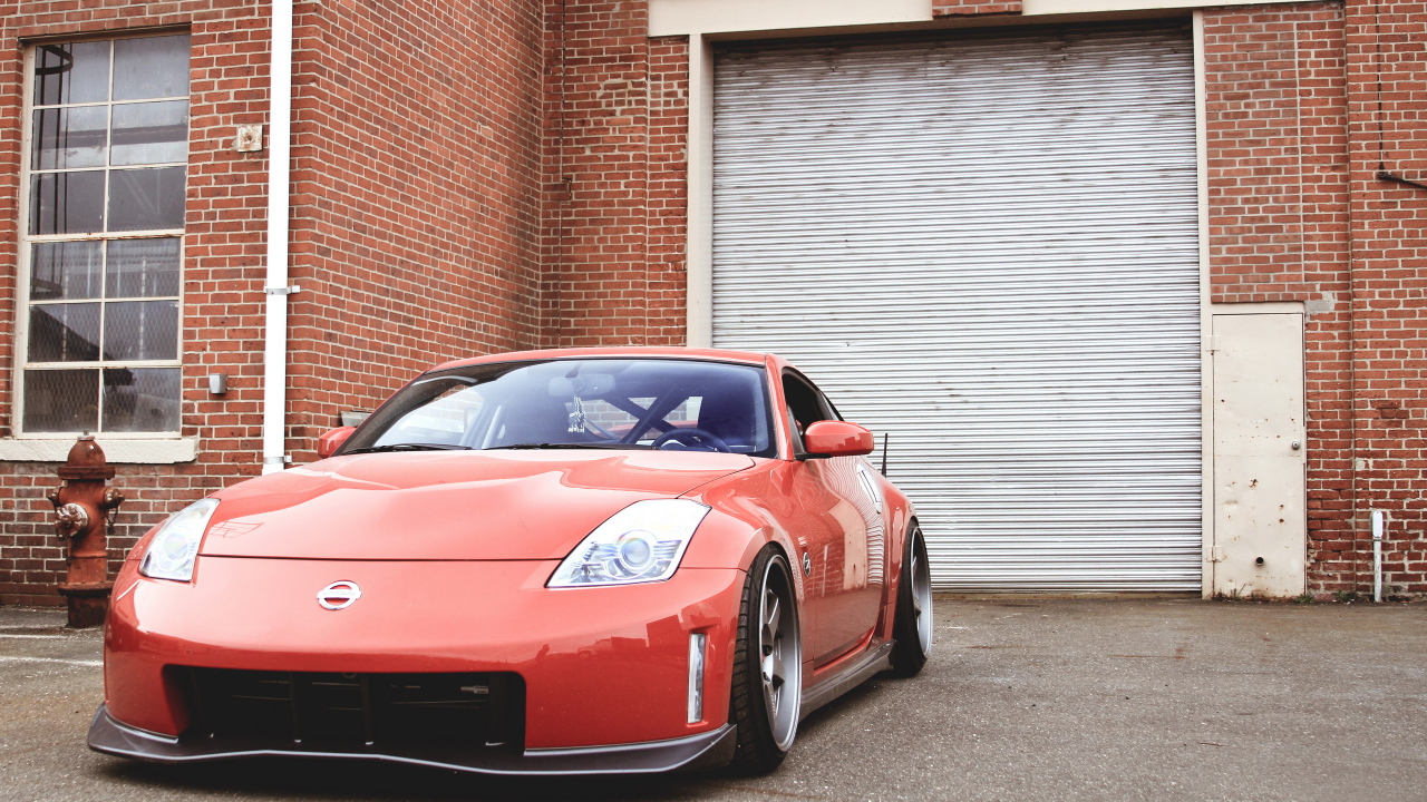 Красный Nissan 350Z