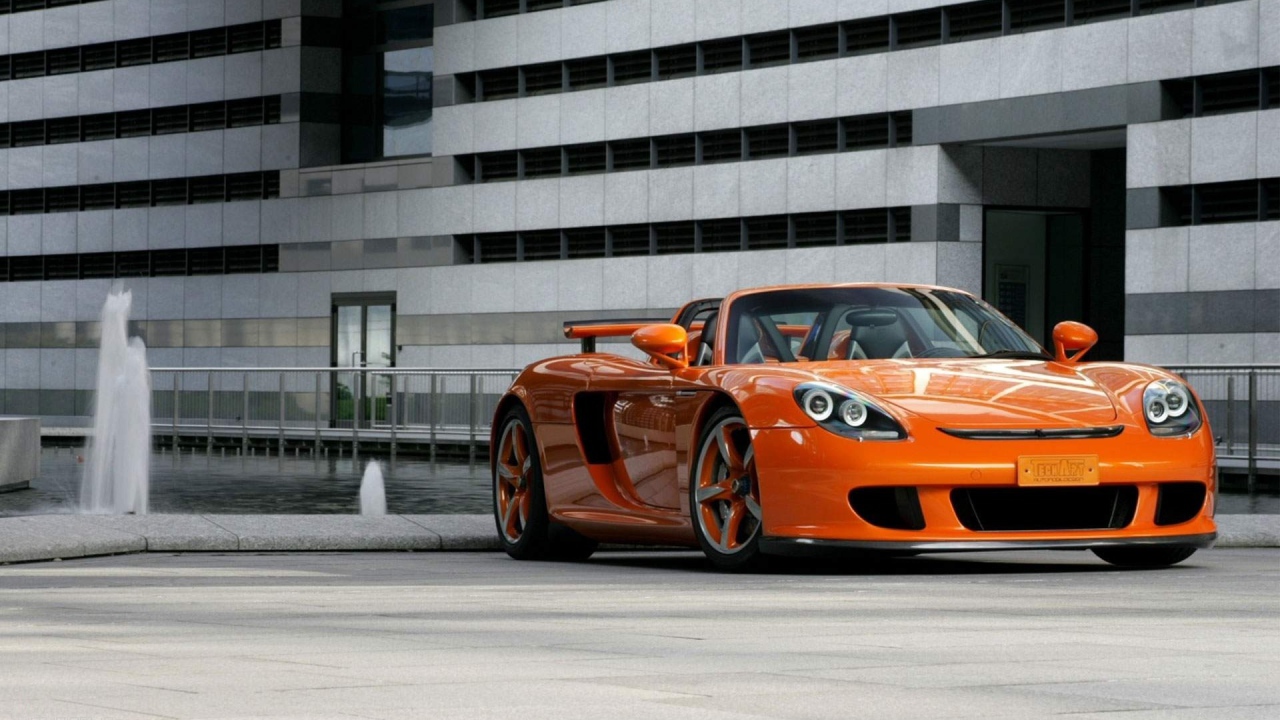 Porsche оранжевого цвета