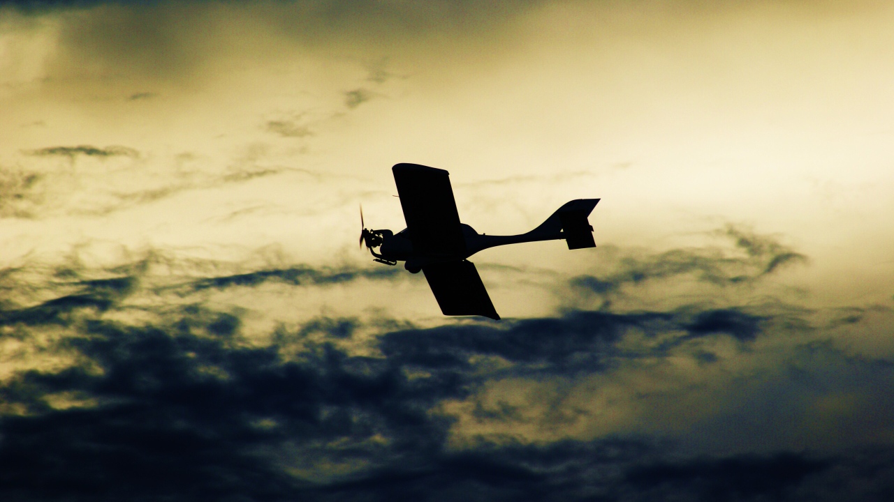 Самолет в небе