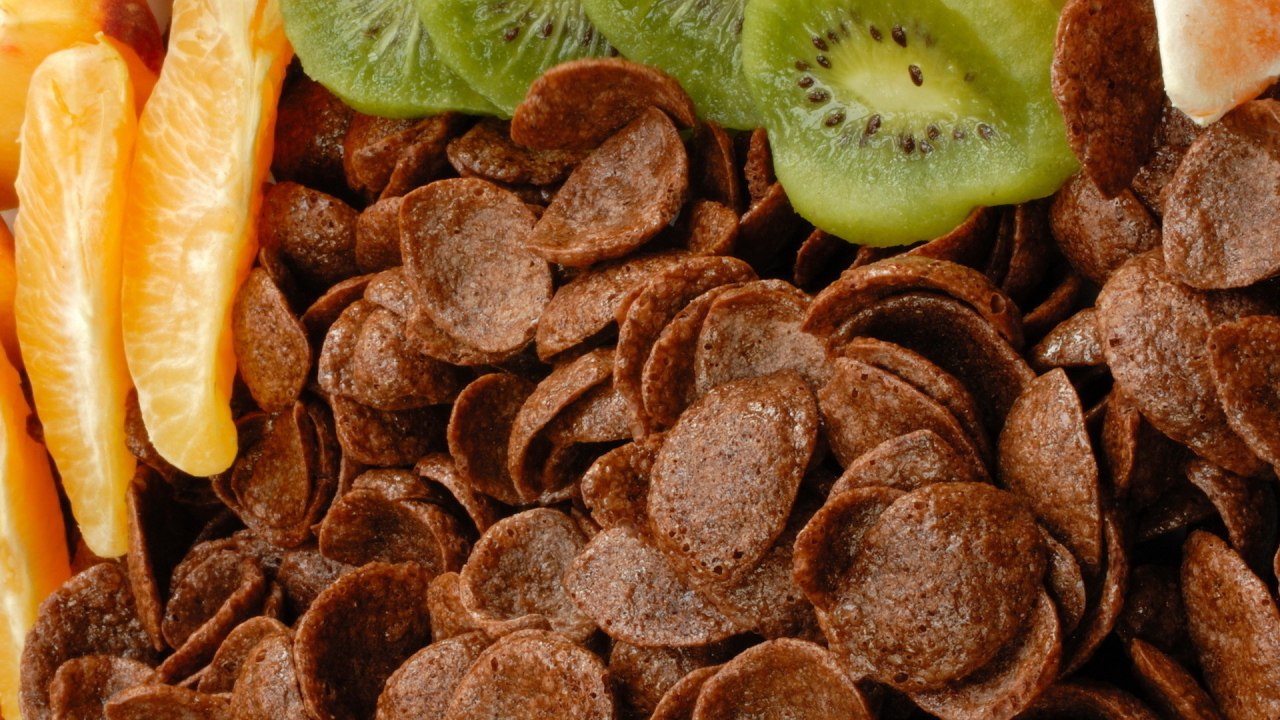 Шоколадные хлопья и фрукты