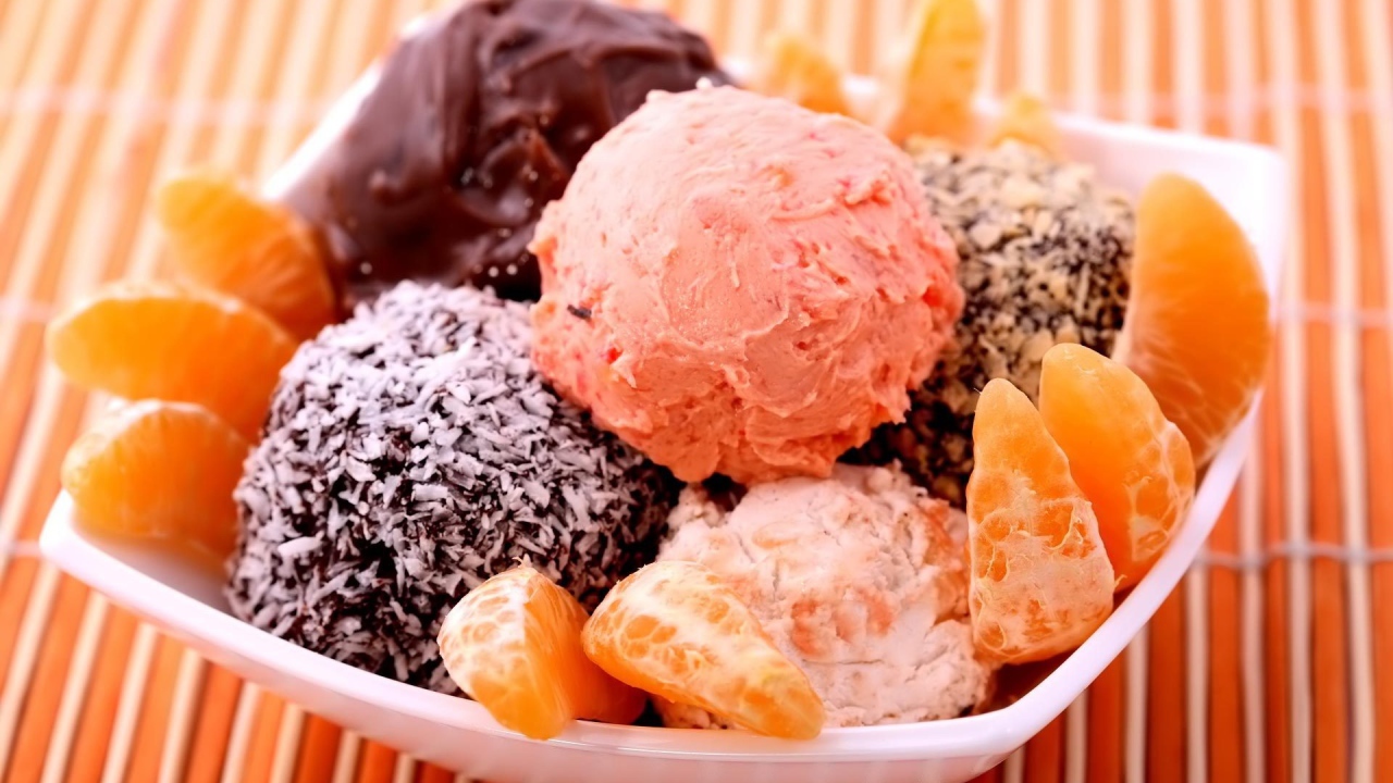 Мороженое и фрукты
