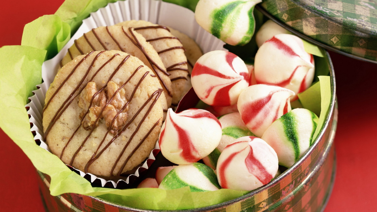 Печенье в железной банке