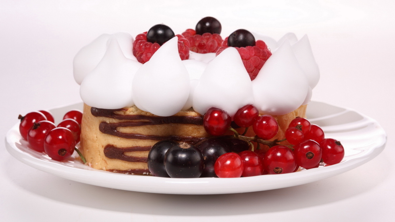 Пирожное с ягодами