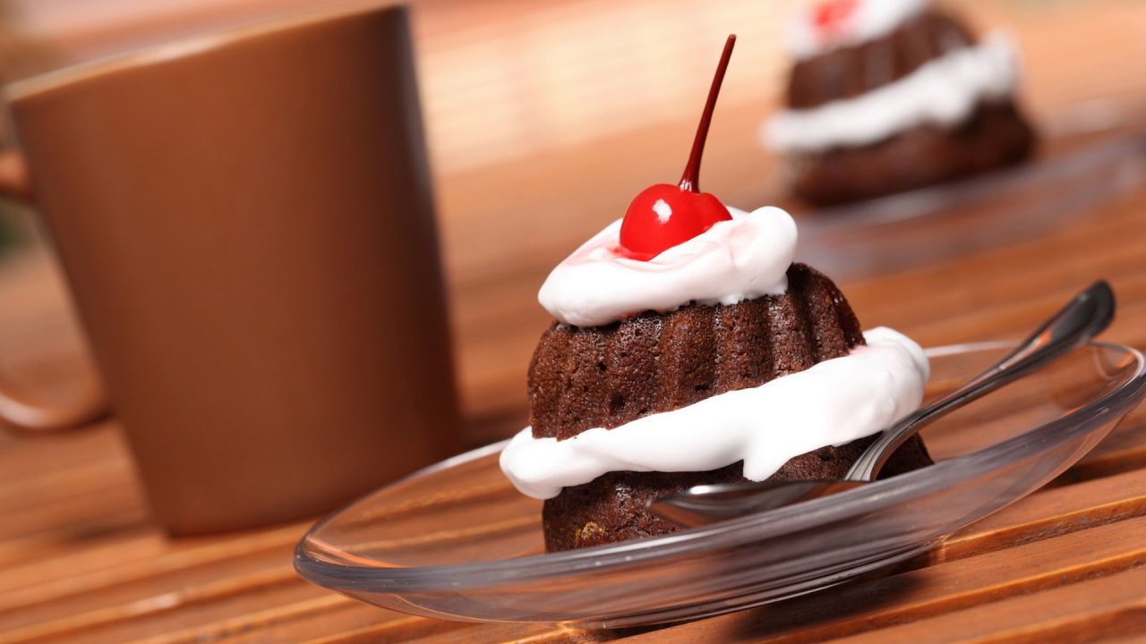 Пирожное с вишней