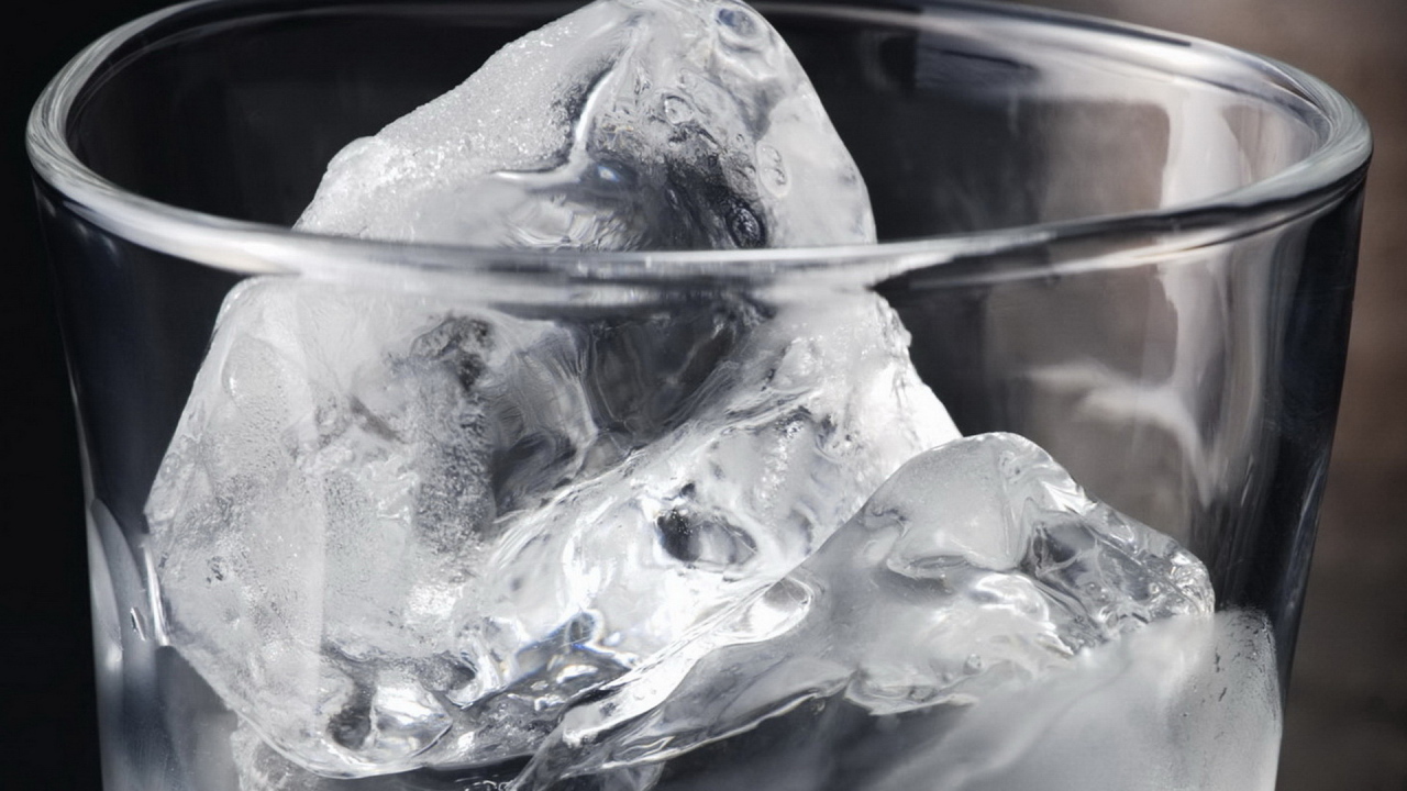 Стакан со льдом