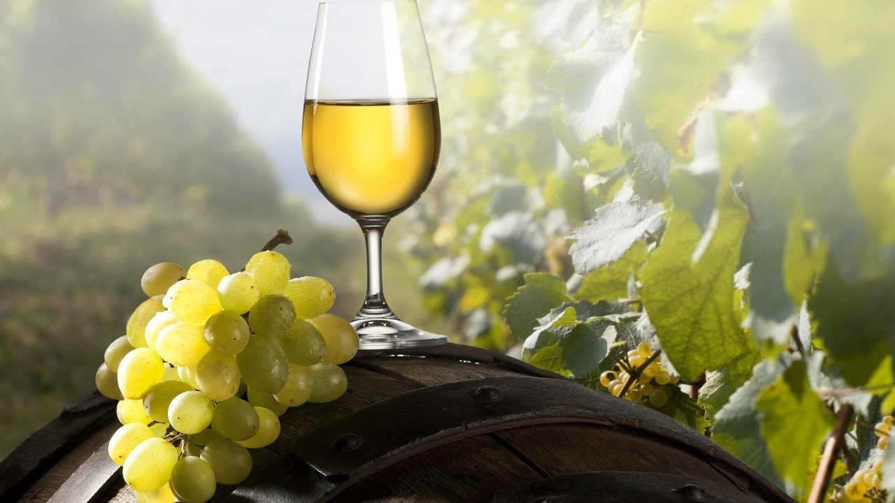 Бокал виноградного вина