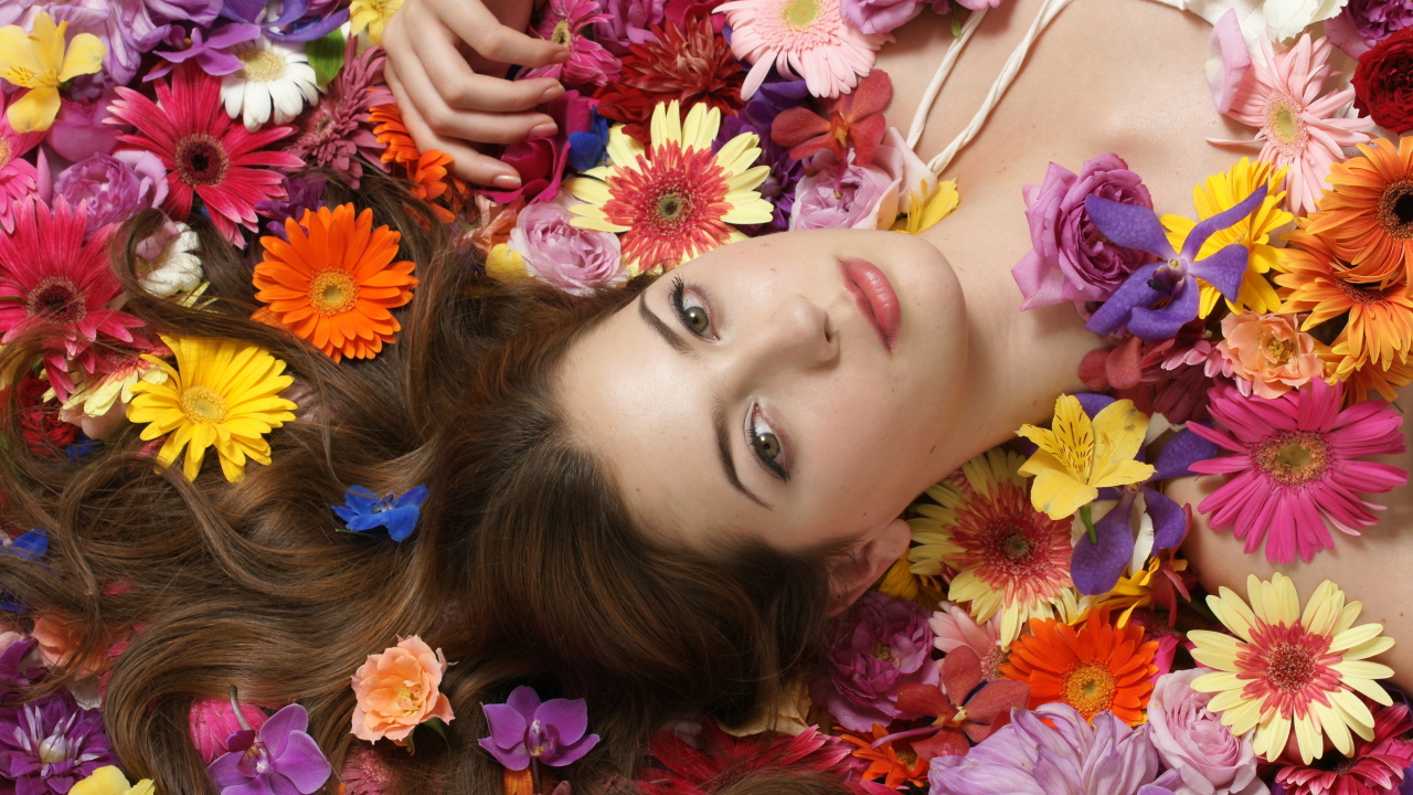 Девушка среди цветов