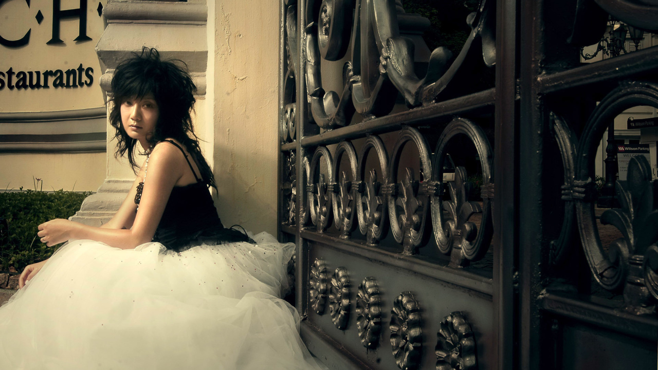 Девушка у ворот