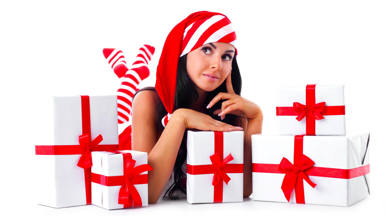 Девушка среди подарков